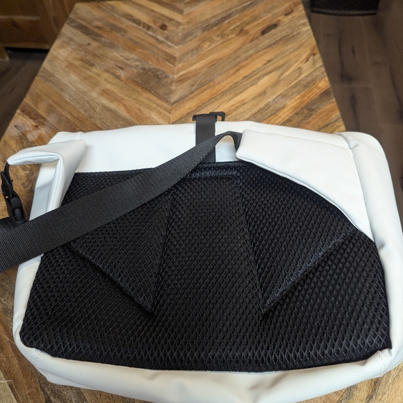 Rains NWOT Bag Waterproof Roll-Top Messenger collegiate preppy minimalist office - Picture 5 of 7